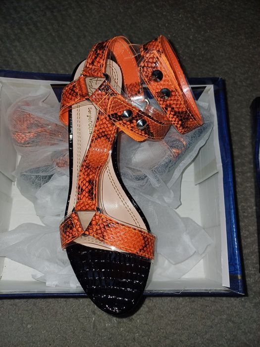 Sandale cu toc înalt de vânzare