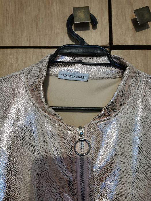 Много актуално яке за сезона. Златисто с звезда на гърба