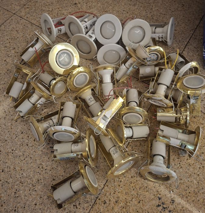 Spoturi cu becuri 32 de bucăți tote la 150lei