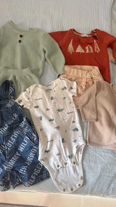 Vând un set de haine pentru un băiețel cu vârsta cuprinsă între 9 și 12 luni.