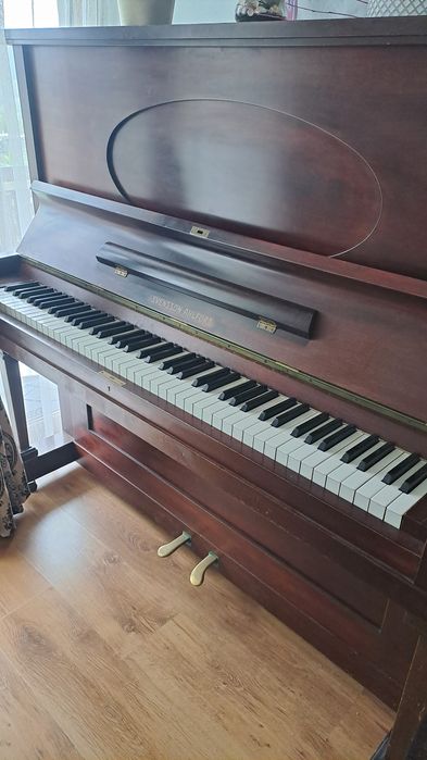Pianină acustică de concert
