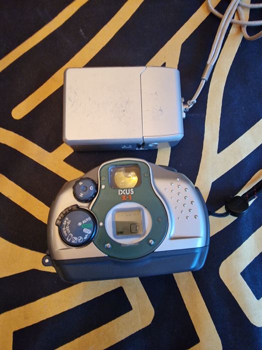 Doua aparate foto de colecție Nikon si Canon.