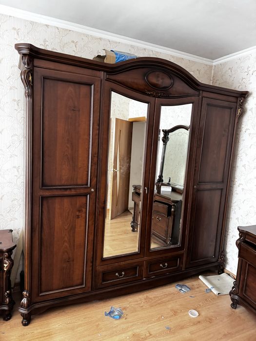 Шкаф деревянный.