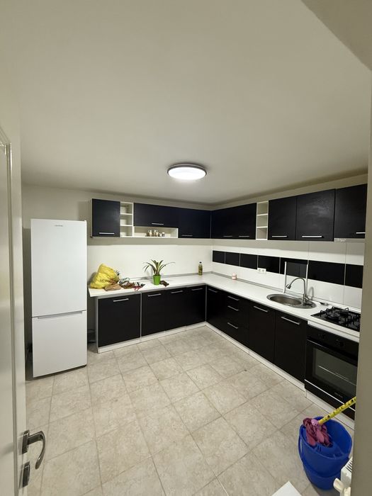 Inchiriez casa la curte