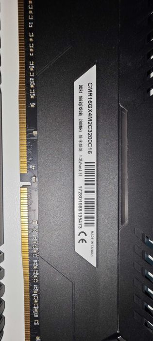 RAM DDR4 Corsair Vengeance RGB 2x8GB