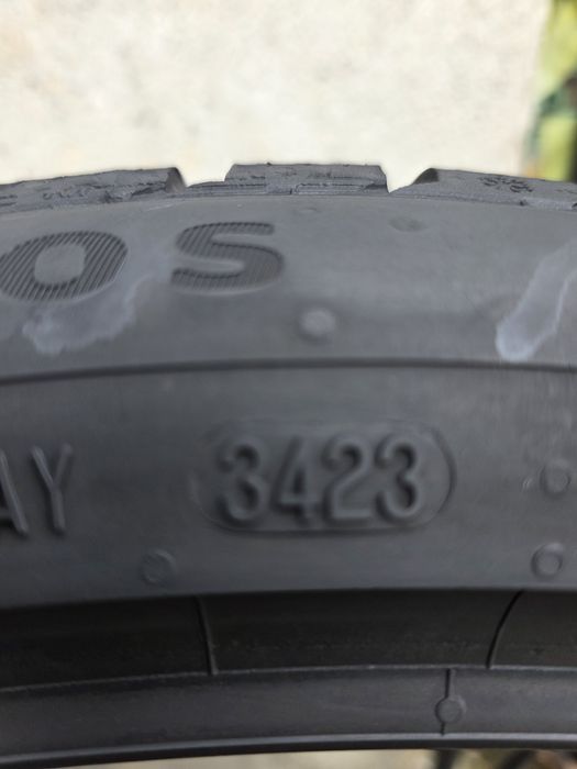 Vand două anvelope de iarna continental  315 30 22 dot 3423