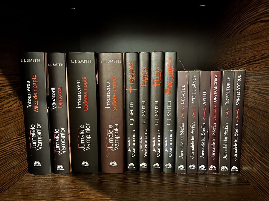 Vand seria Jurnalele Vampirilor + Jurnalele lui Stefan