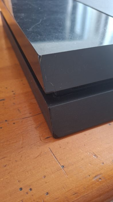 Продавам PlayStation 4 (PS4) – Пълен комплект + 2 игри
