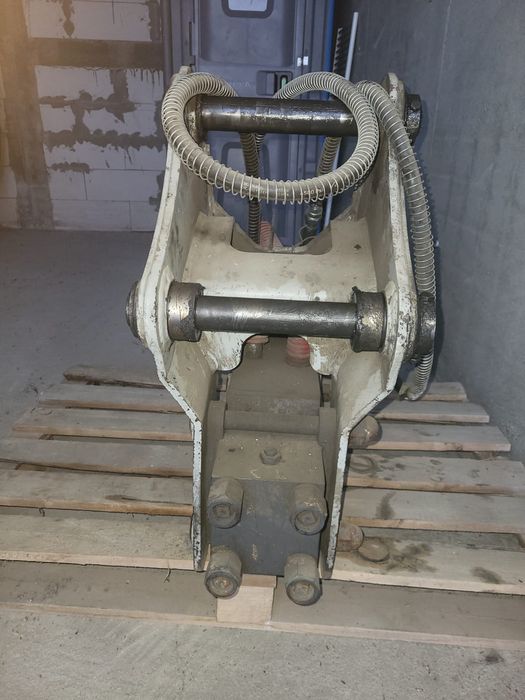 Vând picon buldoexcavator Caterpillar