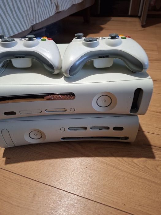 Xbox 360 cu manete
