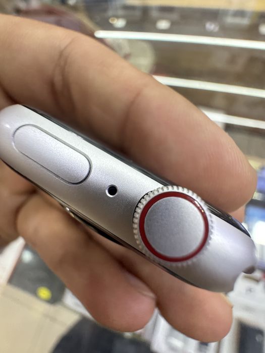 Apple watch SE nike razriv bomagan