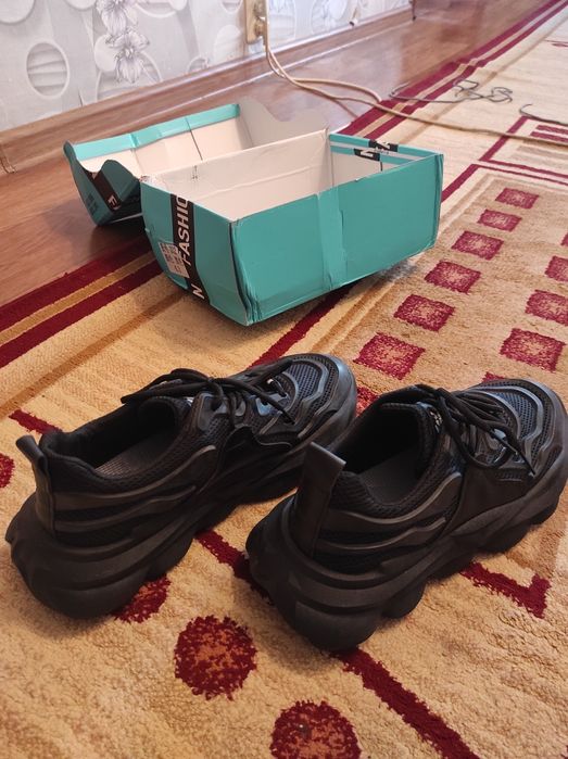 Кроссовки новые 43р