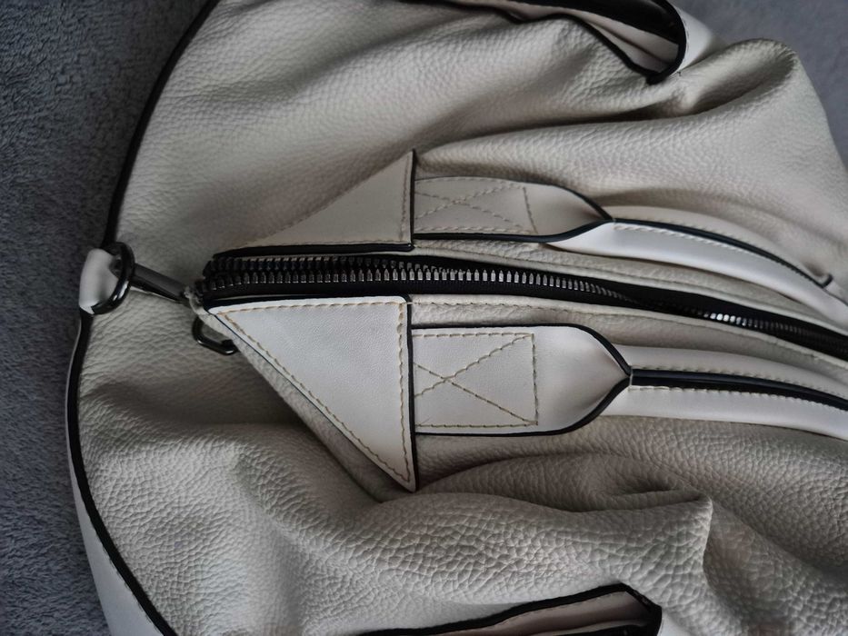 Дамска  раница с два джоба отстрани