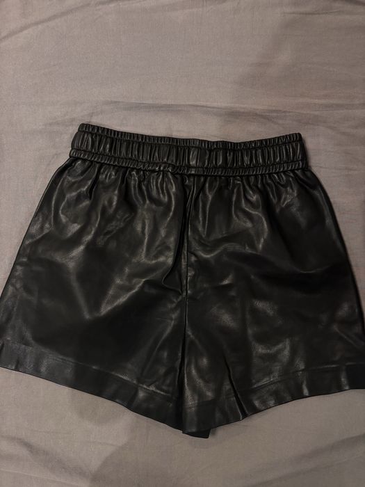 Къси кожени панталонки Reserved