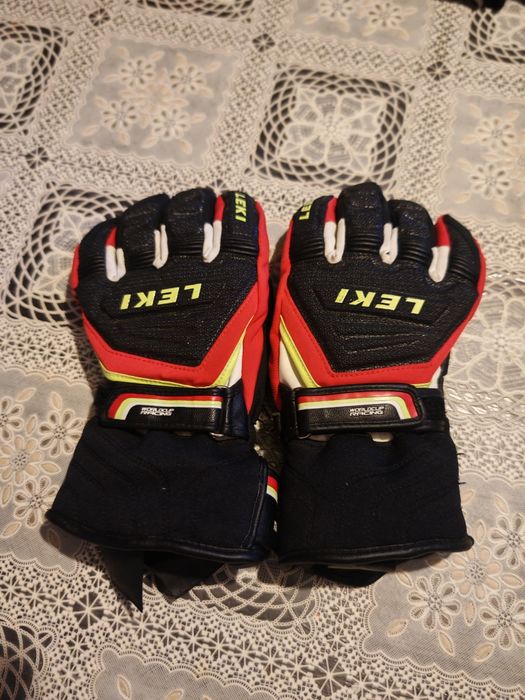 Продавам детски  състезателни  ръкавици leki