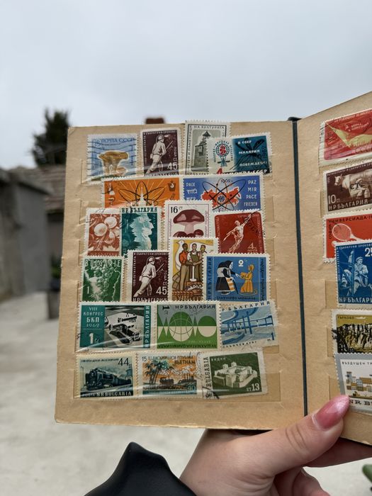 Малък класьор с различни пощенски марки