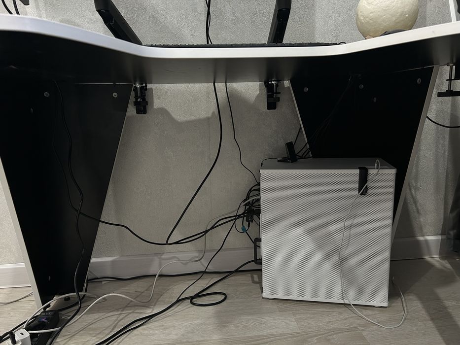 Игровой компьютерный стол