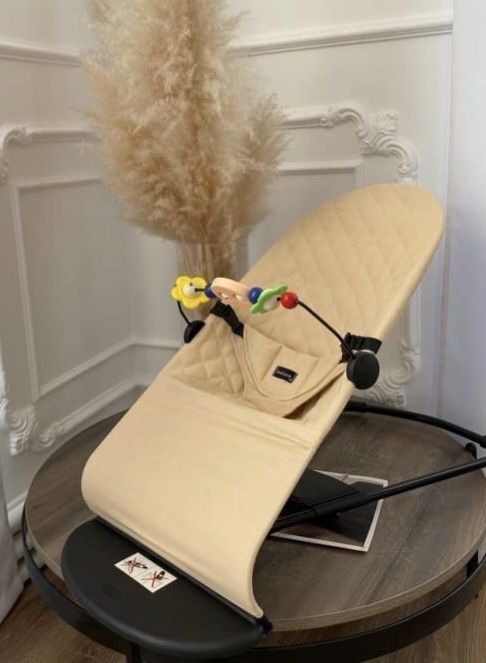 Продам ходунки и шезлонг.