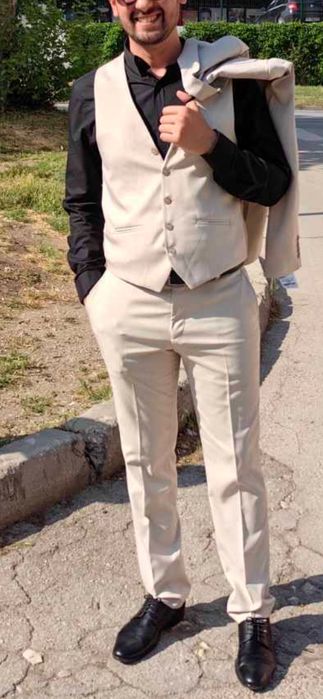 Бежов елегантен костюм