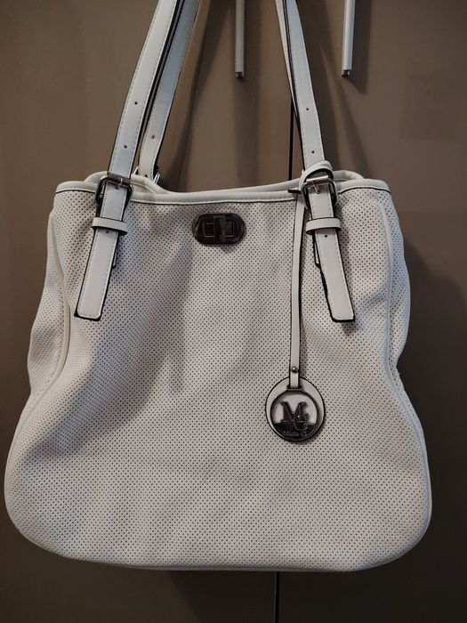 Бяла дамска чанта с перфорация.