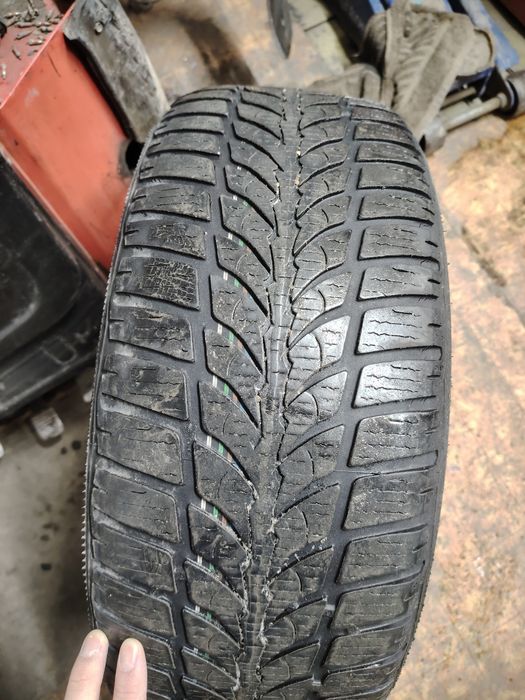 Продам две шины 205/55R16