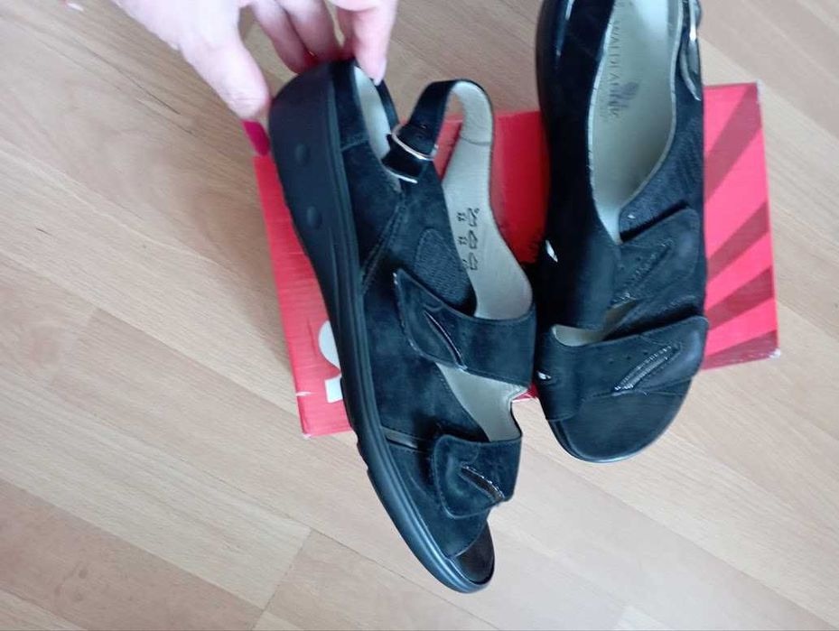 Нови 40 номер сандали