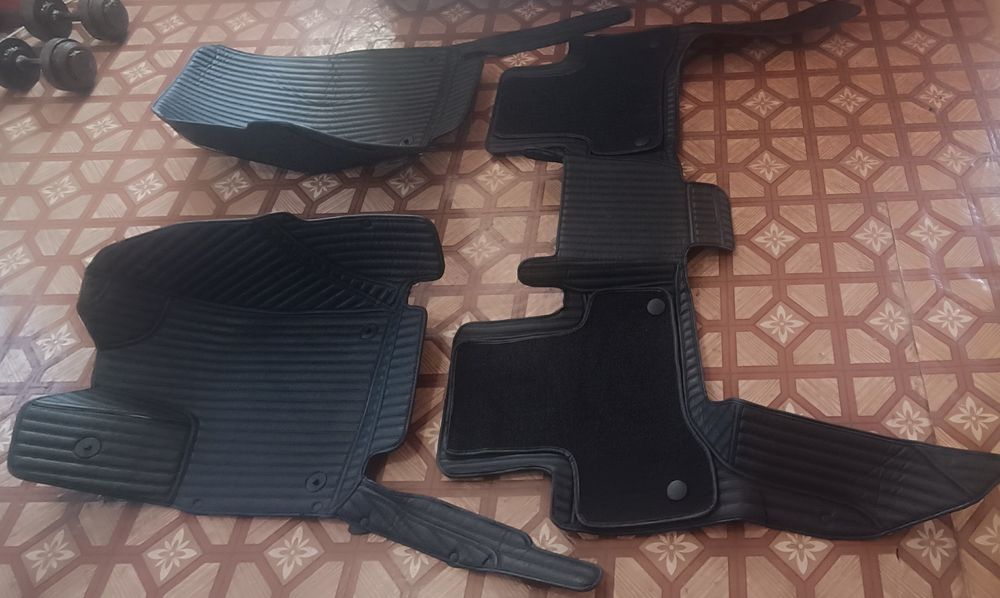 Продам  полики (коврики 3D) на Land Cruiser