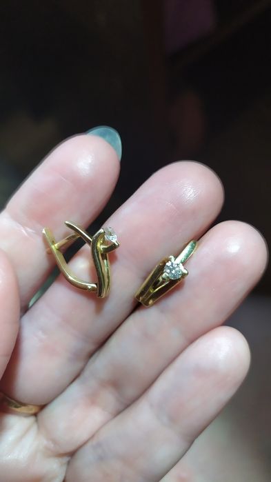 Продам золотые серьги с бриллиантами