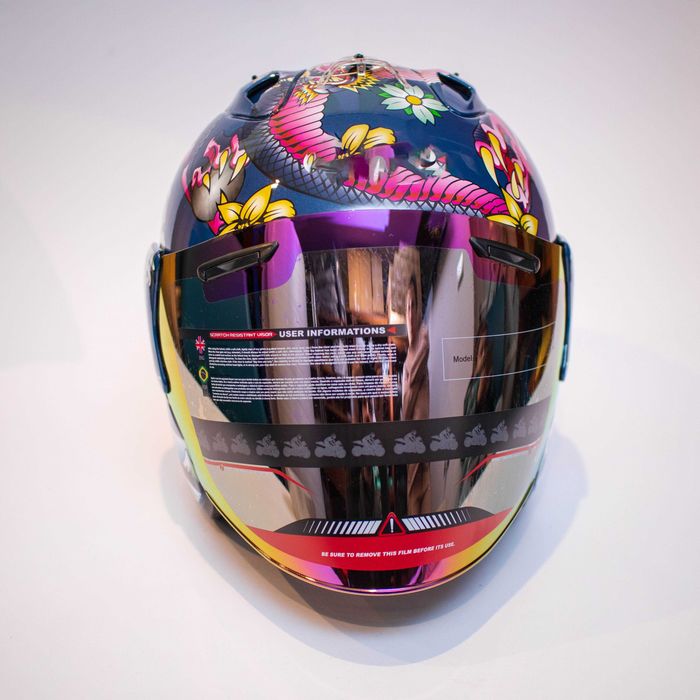 Каска за мотор пистов , скутер , ел. тротинетка др. ( Размер М 57-58 )