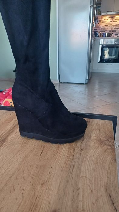 Дамски чизми над коляното