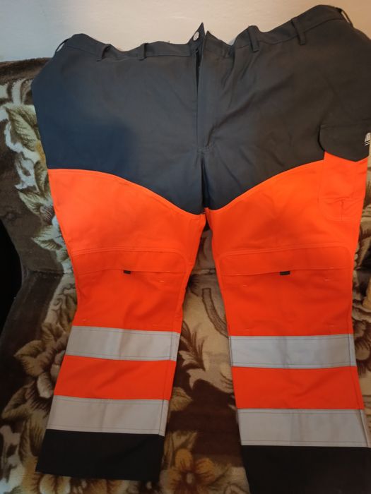 Vând pantaloni de lucru mărimea 66