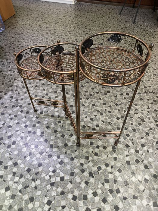 Подставка под цветы металлическая