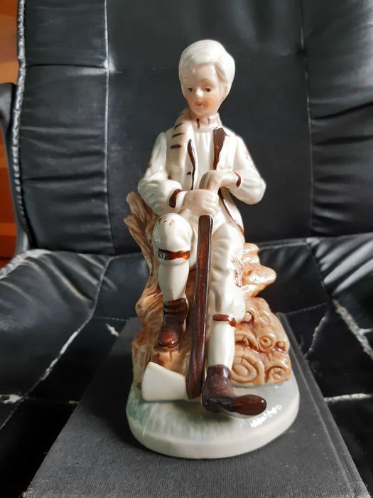 vand bibelou/statueta din portelan cu motive traditionale/taranesti