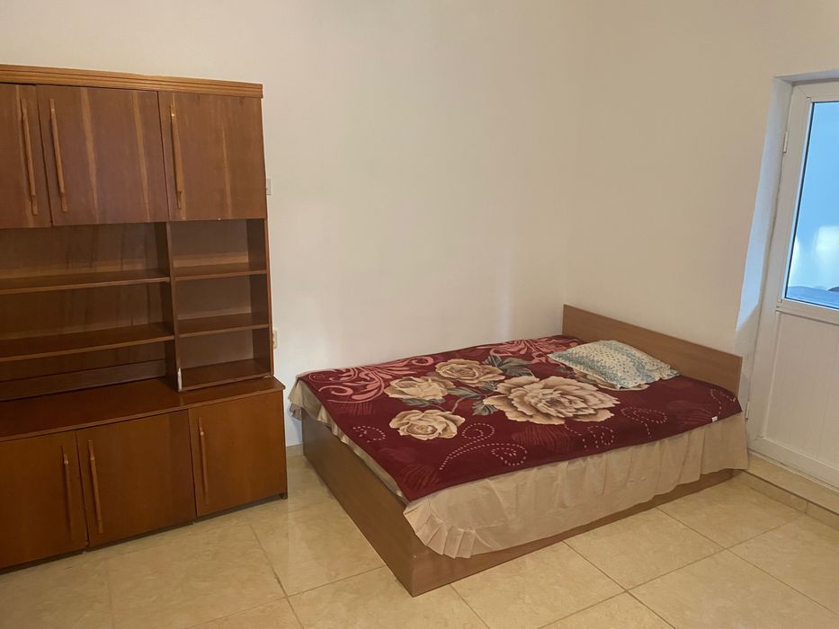 Închiriez garsonieră la casa