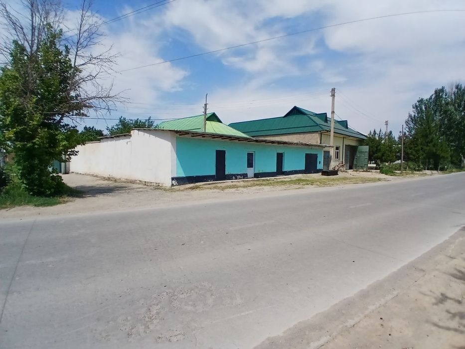 Katta kocha boʻyida joylashgan katta hovli Sotiladi