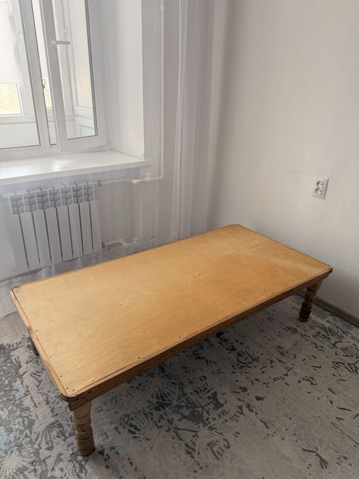 Низкий деревянный стол