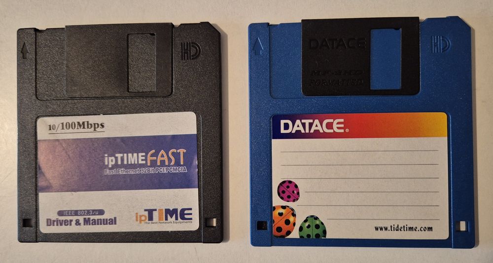 Adaptor/încărcător+ cabluri+diverse