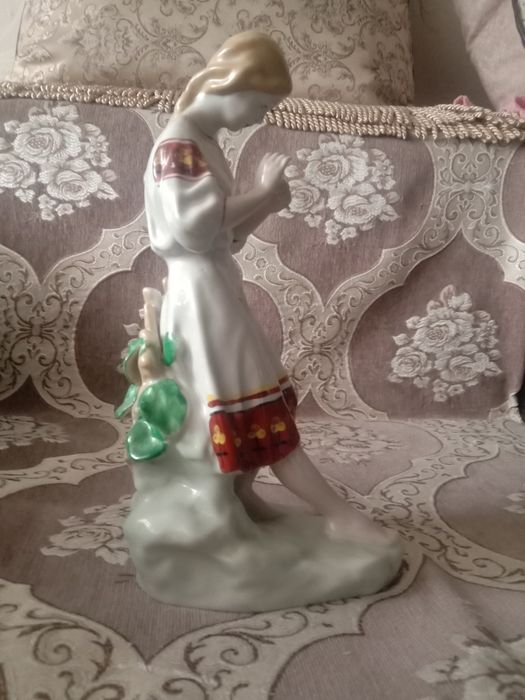 Фарфровая статуэтка.