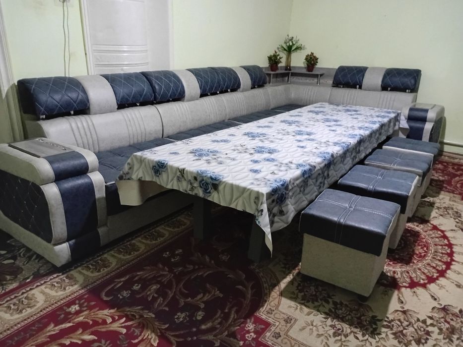 Уголок сотилади,диван кресло,стол-стул