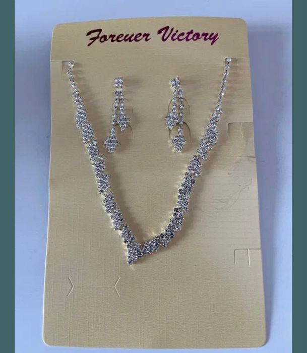 Vand colier si cercei de ocazie