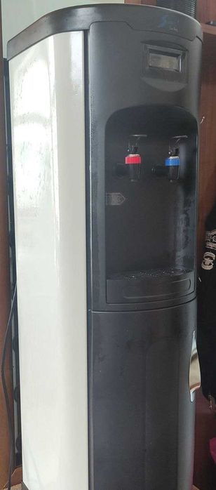 Кулер для воды офисный.