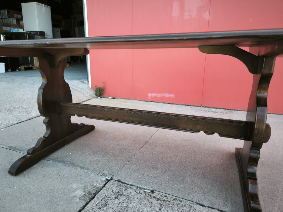 Масивна дървена маса