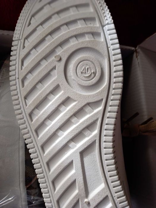 Vând adidași normali