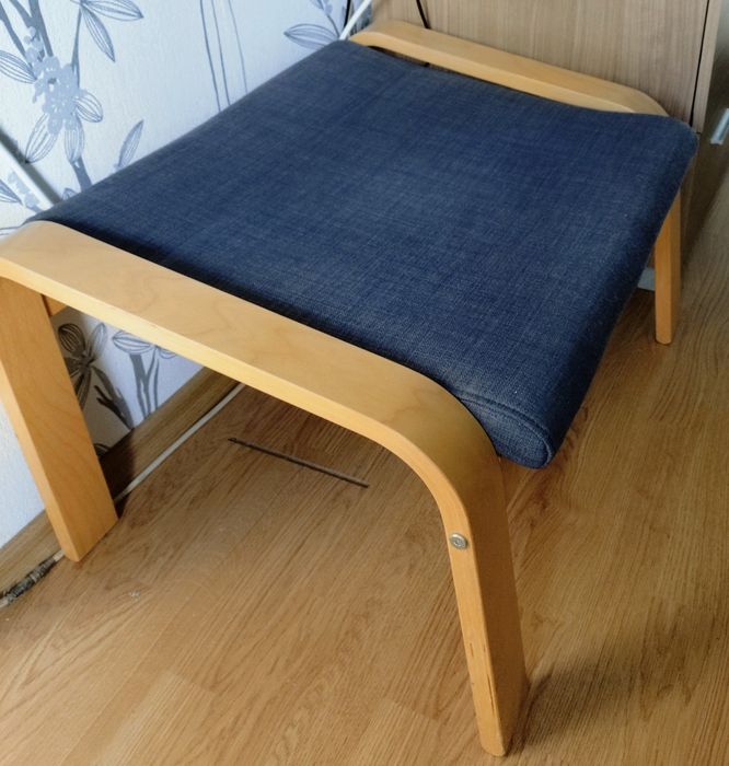 Продавам комплект фотьойл и табуретка IKEA POÄNG (луксозна дебела възглавница)в отлично състояние.