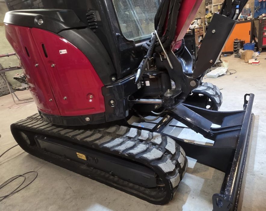 Cabină închisă YANMAR VIO33  impecabil