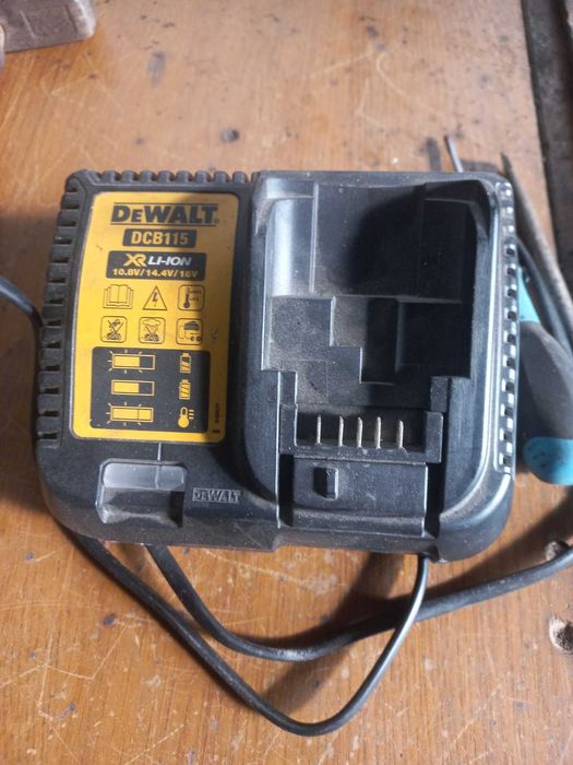 Зарядно DeWalt DCB115 XR 10.8-18 V