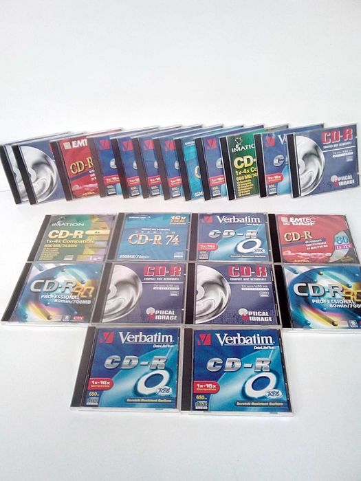 Продавам кутии за компакт дискове.