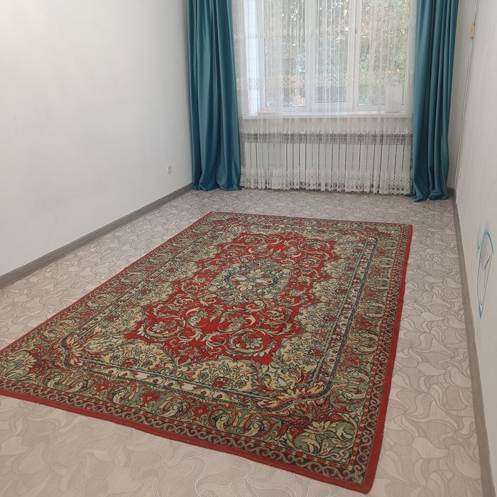Ковер в хорошем состоянии.