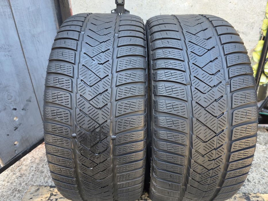 Vand două anvelope de iarna pirelli  255 35 19 dot 2623