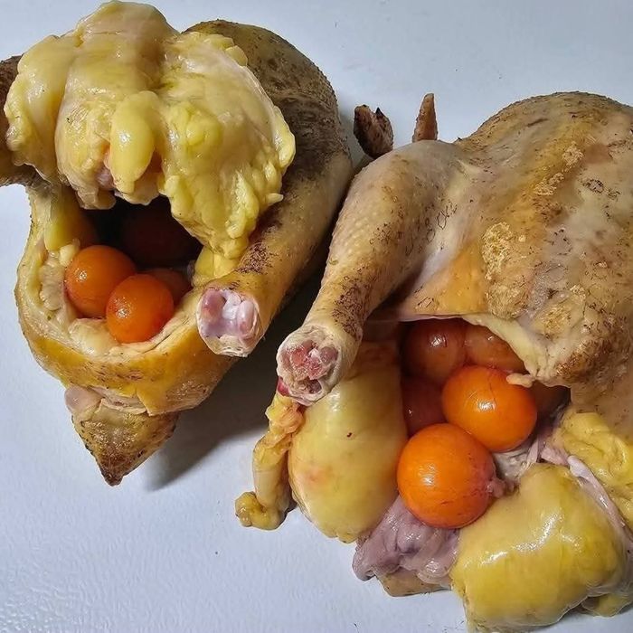 Pui și găini albe de carne tăiate